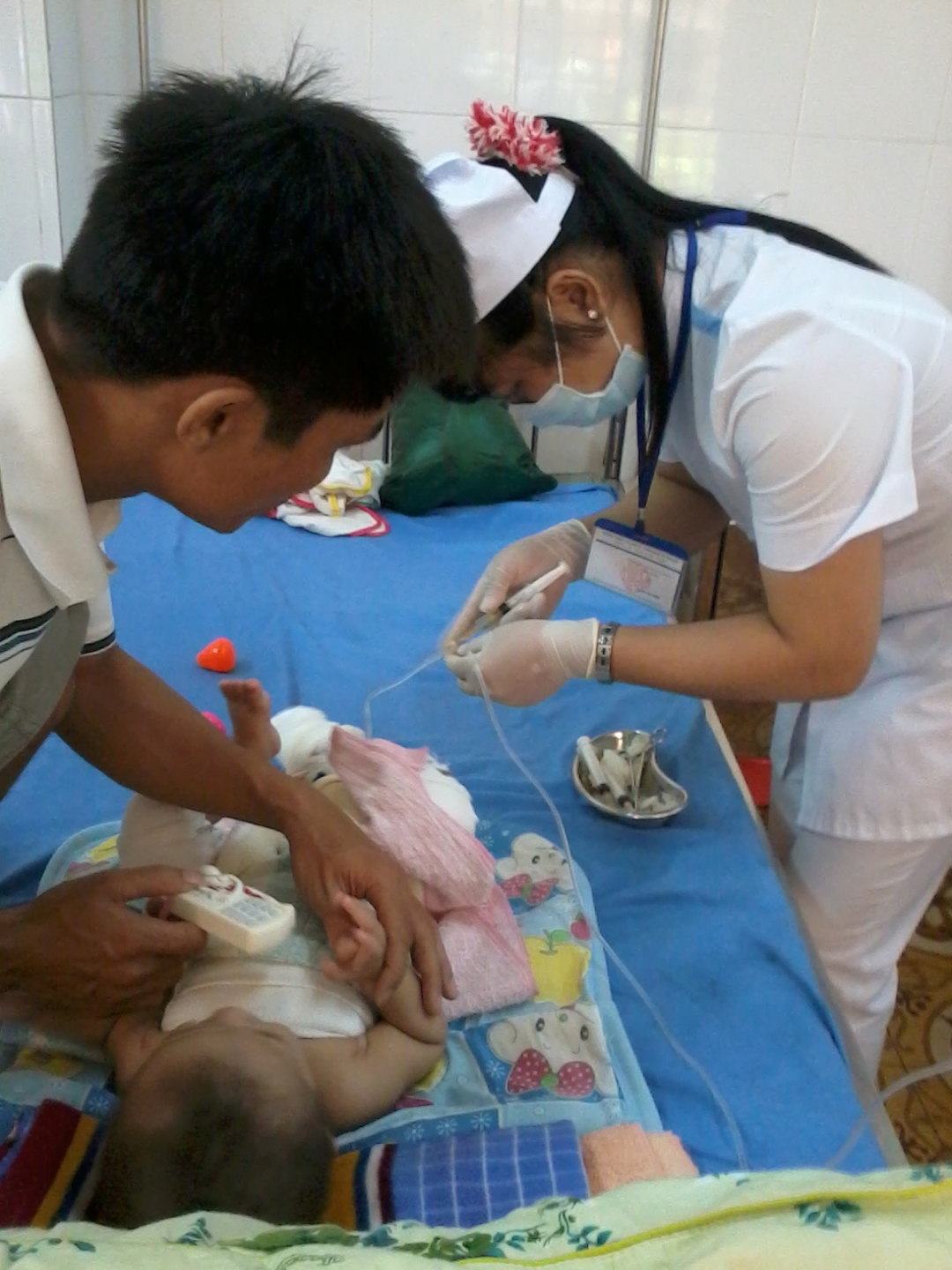 Một bé sơ sinh bị bỏng nước sôi đang được truyền nước tại Phòng Điều trị bỏng Bệnh viện Đa khoa tỉnh. Ảnh: Trần Lan