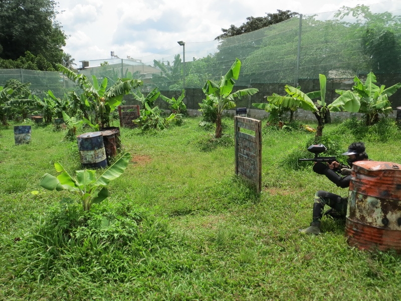 Trên 'chiến trường' rộng 12.000 m2 với các lô cốt, bao cát, cây xanh..., người chơi hoá thân thành những 