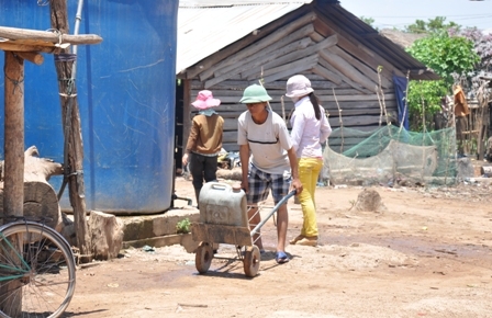 Sau mỗi buổi làm việc, người dân thôn 13 phải đến các điểm cấp nước để lấy nước về phục vụ sinh hoạt.