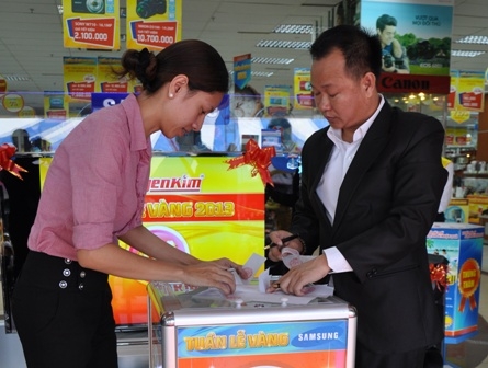 Đại diện Sở Công thương và Trung tâm mua sắm Nguyễn Kim Buôn Ma Thuột niêm phong thùng phiếu phục vụ chương trình bốc thăm trúng thưởng