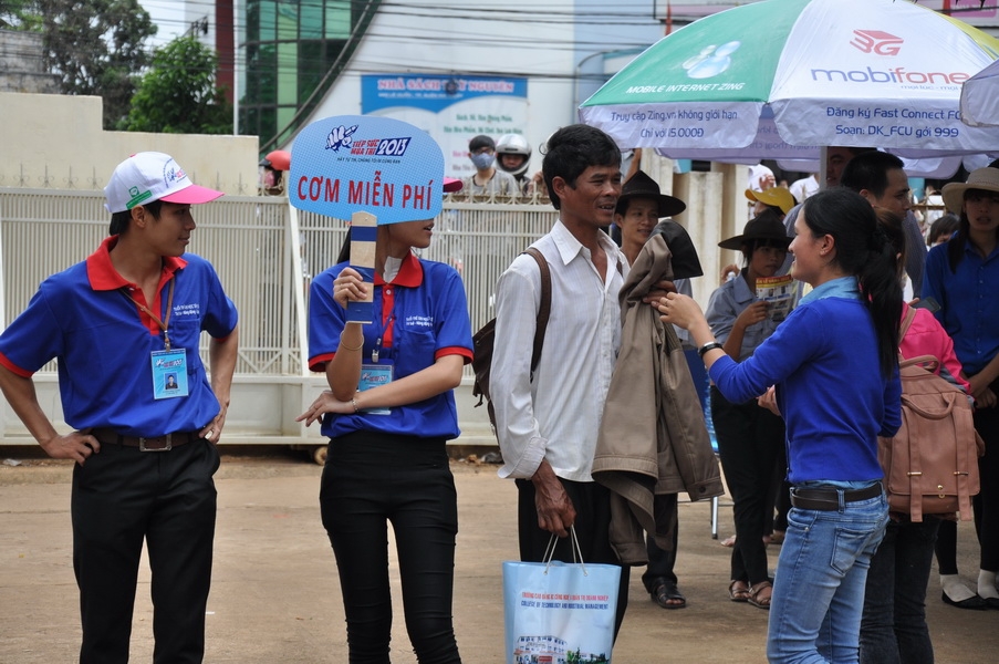 Đội phát cơm miễn phí cho thí sinh và người nhà thí sinh cũng sẵn sàng khi kết thúc môn thi