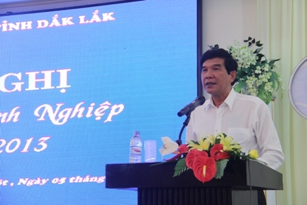 Chủ tịch UBND tỉnh Hoàng Trọng Hải trao đổi thêm về những vấn đề DN kiến nghị