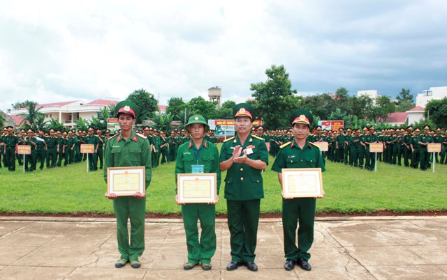 Trao Giấy khen tặng các cá nhân có thành tích tốt tại Hội thao