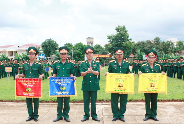 Trao giải Nhất, Nhì, Ba toàn đoàn cho các đơn vị có thành tích xuất sắc.