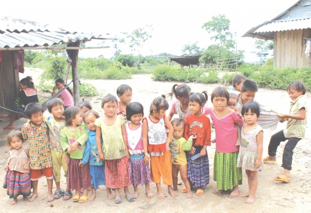 Trẻ em ở thôn Giang Đông lem luốc và đáng thương.