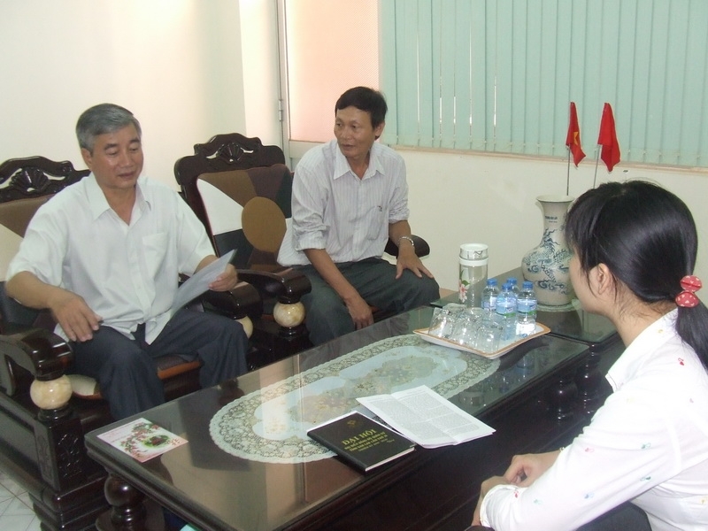 Đồng chí Trần Ngọc Tuấn (bìa trái) UVBTV, Chủ nhiệm Ủy ban Kiểm tra Tỉnh ủy trao đổi công việc với cán bộ trong ban.