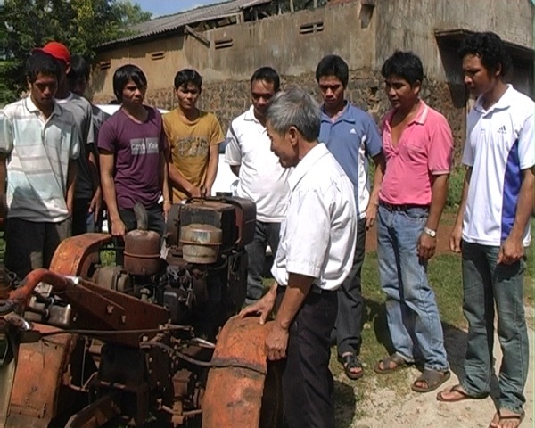 Một buổi thực hành dạy nghề sửa chữa máy nông nghiệp cho lao động người dân tộc thiểu số tại xã Ea Ning, huyện Cư Kuin, tỉnh Dak Lak