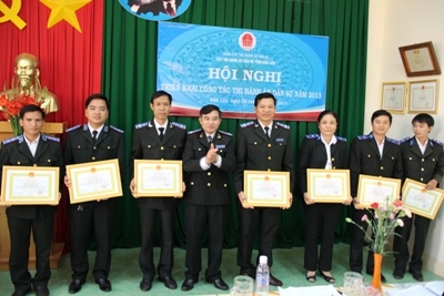 Đồng chí Bùi Đăng Thủy trao tặng danh hiệu Chiến sĩ thi đua cấp cơ sở năm 2012  cho cán bộ nhân viên đơn vị.