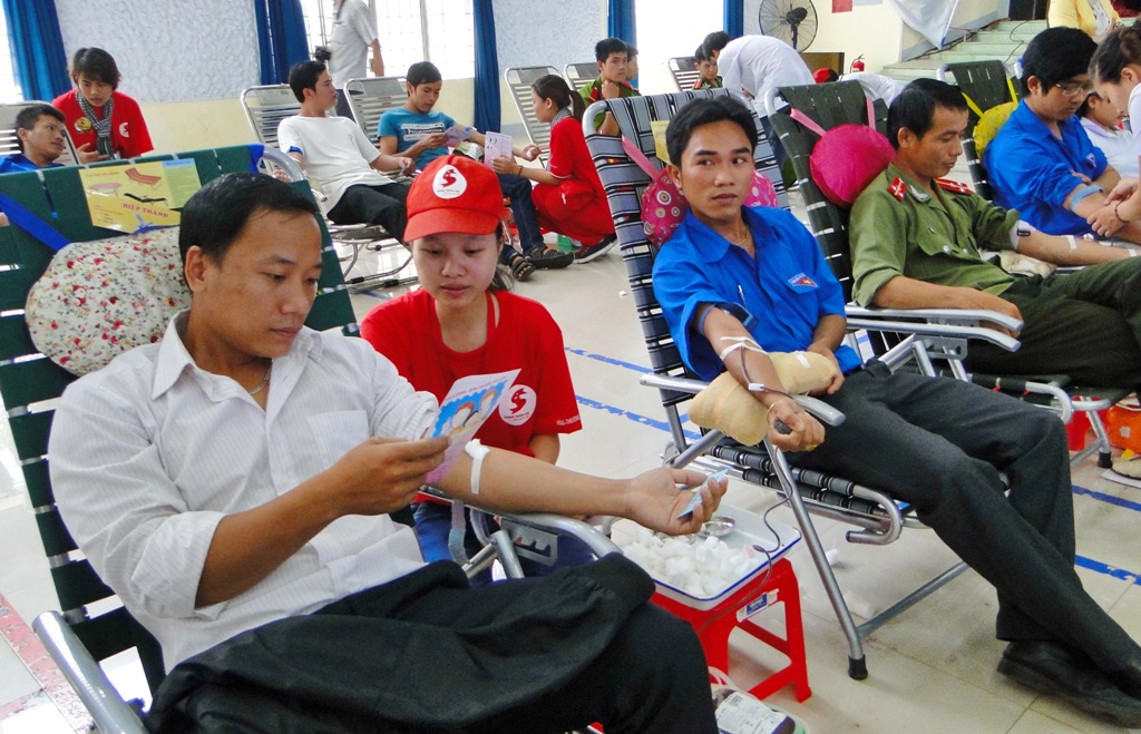 Phong trào hiến máu tình nguyện luôn thu hút đông đảo người dân tham gia.  Ảnh: Hoàng Gia