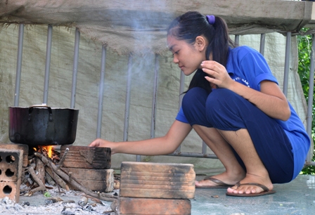 Khi nắng chiều dần tắt, hoàng hôn buông xuống cũng là lúc các chiến sĩ tình nguyện thu gom dụng cụ trở về “căn cứ”, kết thúc một ngày tình nguyện đầy ý nghĩa bằng việc chuẩn bị bữa tối cho cả đội. 