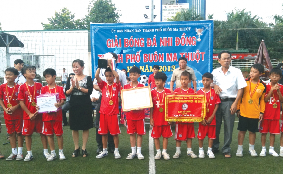 Ban tổ chức trao giải Nhất cho đội bóng đá  nhi đồng phường Tân Lợi.
