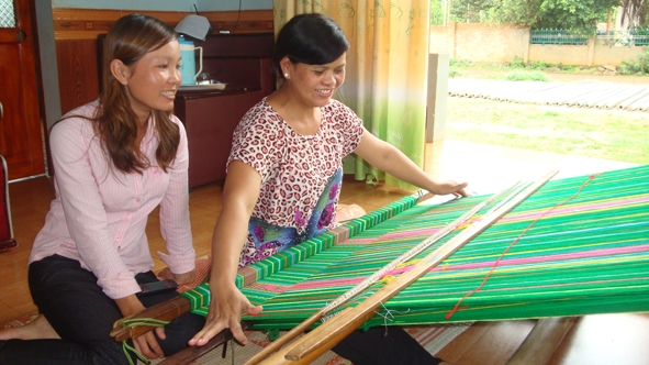 9 năm lao động nước ngoài về chị H’Noan (bên phải) vẫn không quên nghề dệt truyền thống của dân tộc.