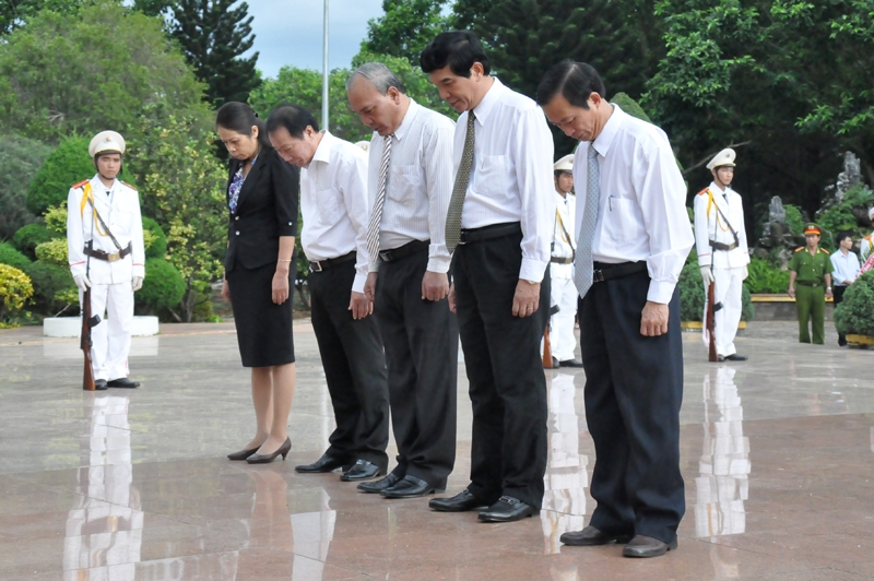 Lãnh đạo UBND tỉnh kính cẩn nghiêng mình trước anh linh các Anh hùng liệt sĩ 