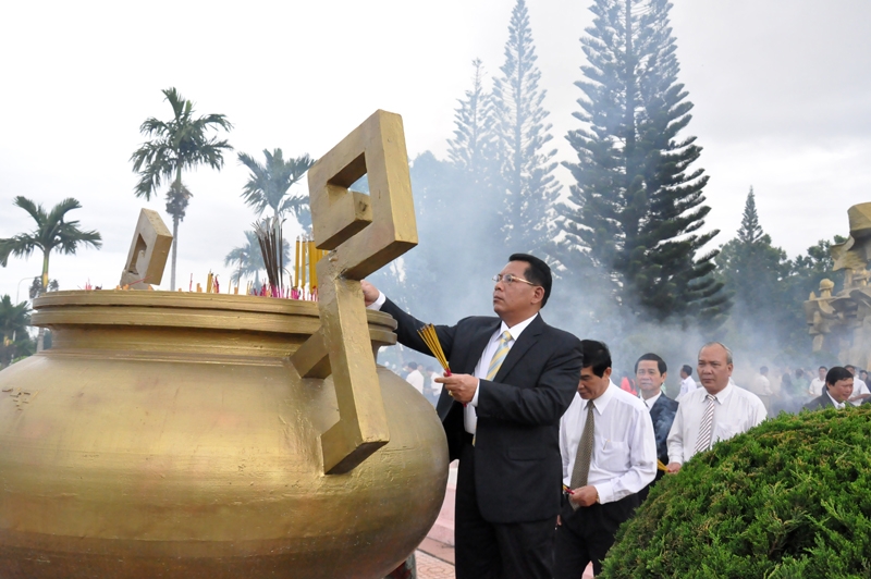 Ủy viên Trung ương Đảng, Bí thư Tỉnh ủy, Chủ tịch HĐND tỉnh Niê Thuật dâng hương