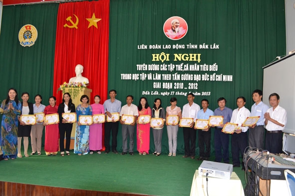 Liên đoàn Lao động tỉnh tuyên dương 21 tập thể, 39 cá nhân tiêu biểu  về “Học tập và làm theo tấm gương đạo đức Hồ Chí Minh” giai đoạn 2010-2012.