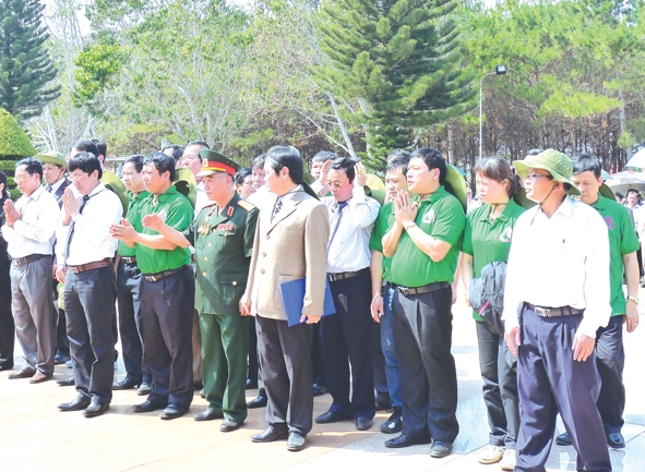 Đoàn công tác của Ngân hàng Chính sách - xã hội Việt Nam trong lễ truy điệu và an táng liệt sĩ tại Ea H'leo.