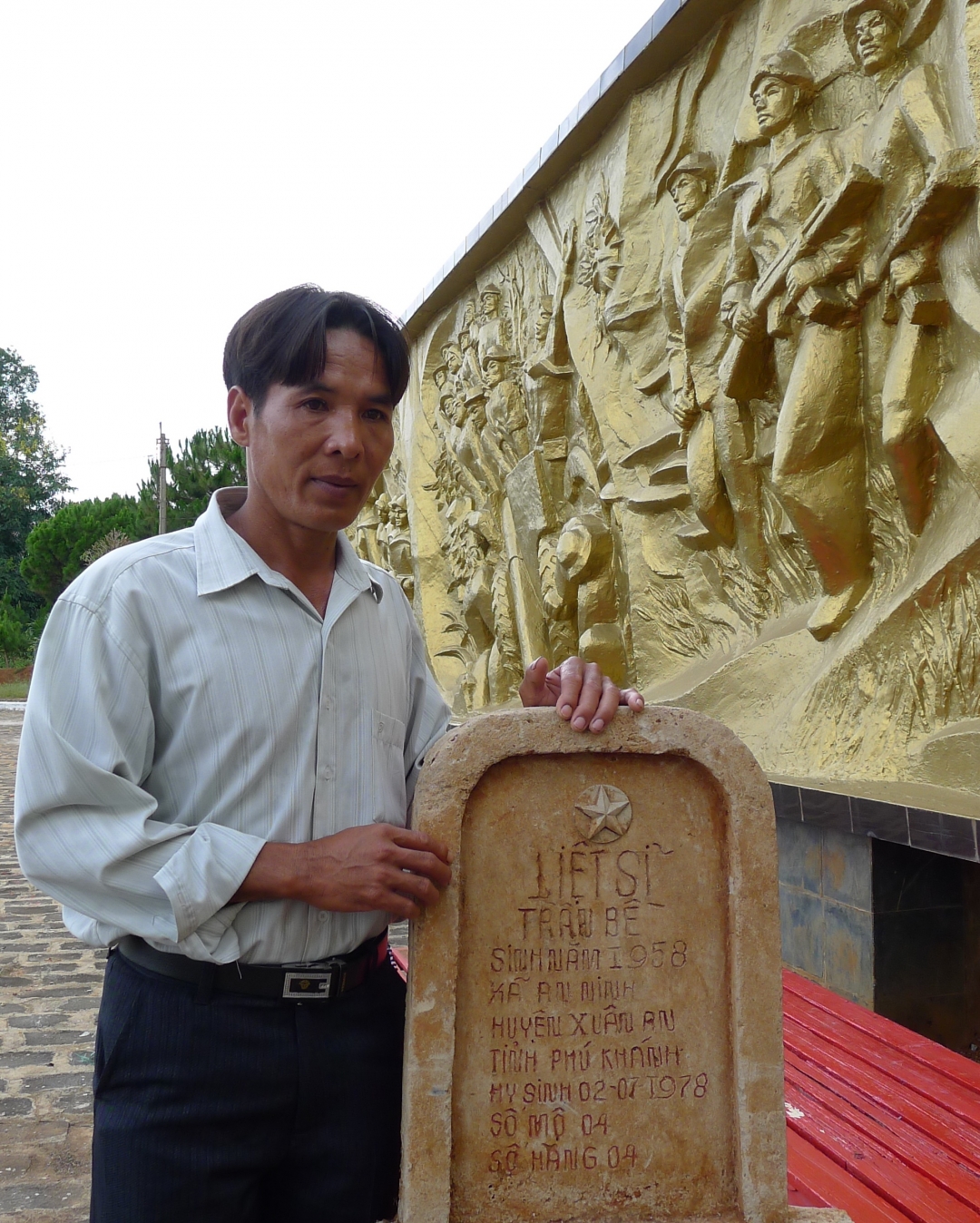 Anh Trần Đời bên tấm bia mộ anh trai mình - liệt sĩ Trần Bề 