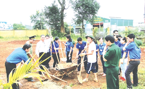 TNTN cùng thanh niên xã Cư Pơng (huyện Krông Buk) khởi công xây dựng sân bóng chuyền.