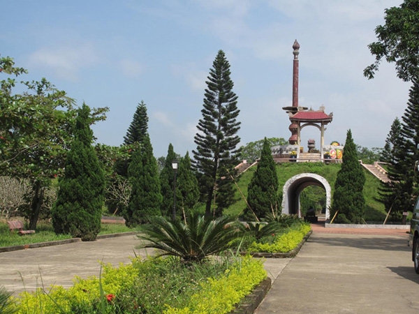 Đài tưởng niệm Thành cổ Quảng Trị.