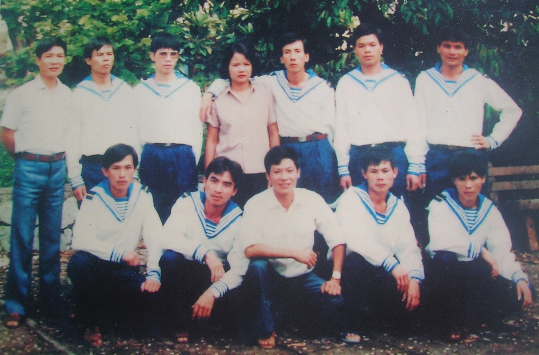 9 người lính chiến đấu ở đảo Gạc Ma (mặc áo hải quân) bị quân Trung Quốc bắt và thả về sau 4 năm giam giữ. Anh Trương Văn Hiền (ngồi hàng đầu, ngoài cùng bên trái) (ảnh chụp lại).