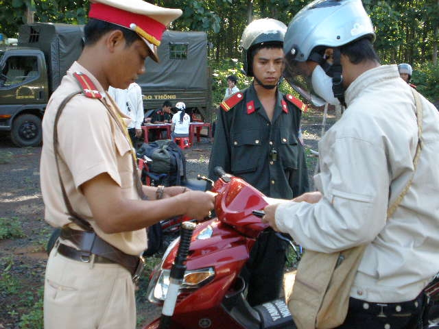 Lực lượng CSGT Công an tỉnh Dak Lak kiểm tra thực hiện tuần tra, kiểm soát trên tuyến Quốc lộ 27. Ảnh minh họa