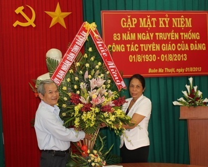 Phó Chủ tịch UBND tỉnh Mai Hoan Niê K’Dăm trao lẵng hoa của UBND tỉnh tặng Ban Tuyên giáo Tỉnh ủy nhân buổi gặp mặt