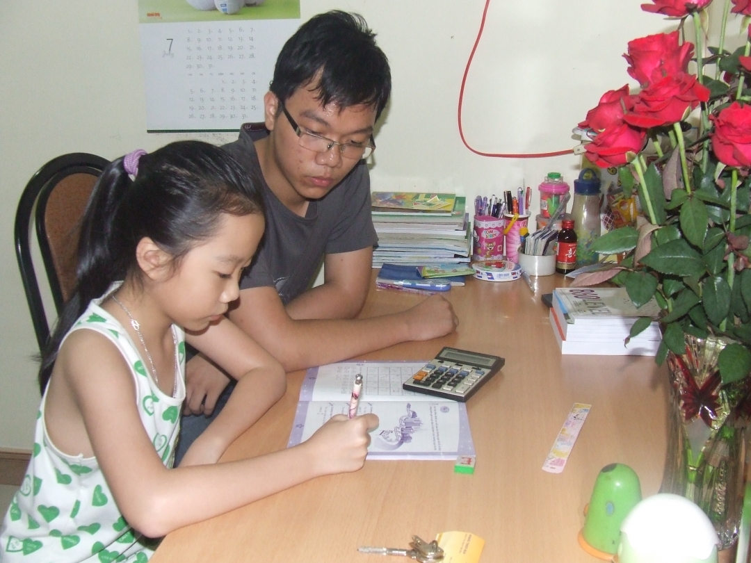 Vũ Hoài Sơn đang dạy em gái học bài.