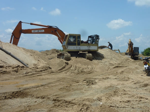 Hoạt động khai thác  cát  tại  Bến cát Quỳnh Ngọc  (xã Ea Na)  luôn  sôi động.