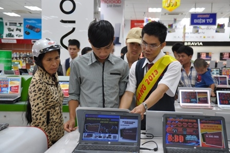 Khách hàng mua sắm tại Siêu thị Điện máy Nguyễn Kim Buôn Ma Thuột. Ảnh minh họa