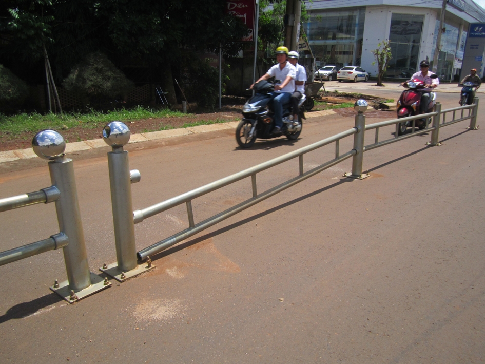 Một đoạn giải phân cách trước cổng Bệnh viện Thiện Hạnh bị hư hỏng.