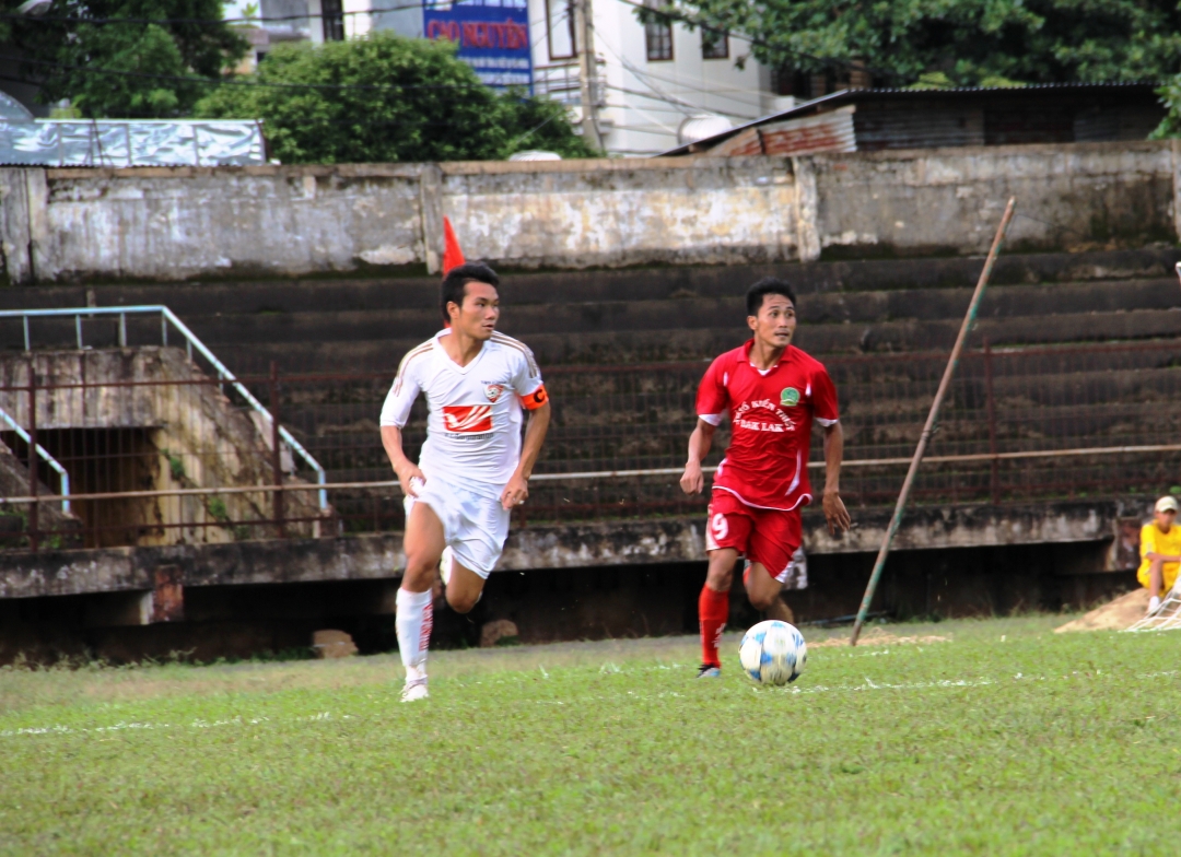 Đội tuyển bóng đá Dak Lak (phải) đã có 1 mùa giải thi đấu rất thành công.