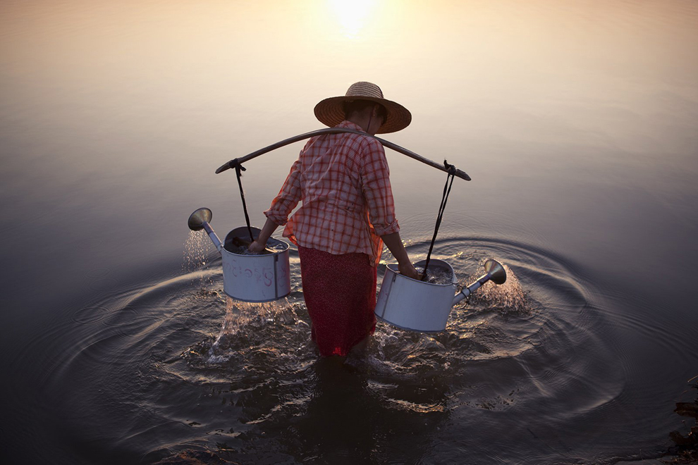 Giải khuyến khích: Lady in Water (Người phụ nữ gánh nước) Một người phụ nữ đi gánh nước ở một khúc sông gần ngôi làng ở Bagan, Myanmar. Tác giả: Marcelo Salvador.