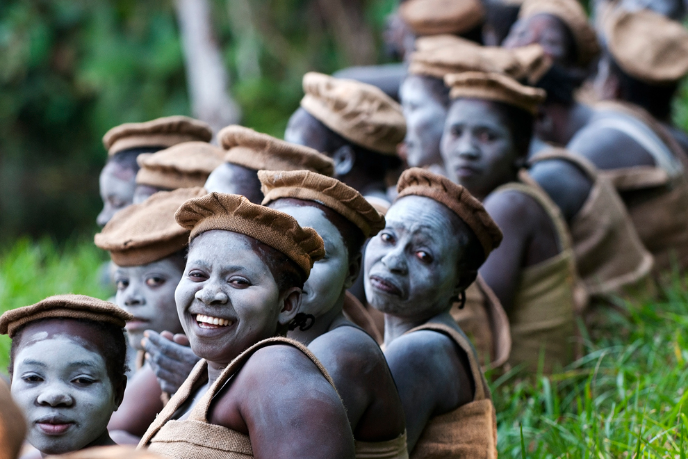 Giải khuyến khích: The TataHonda sect (Giáo phái Tatahonda) Nhiếp ảnh gia đã có cơ hội tiếp cận với một giáo phái tên là Tatahonda ở CHDCND Congo. Những người phụ nữ đang chuẩn bị cho các nghi lễ tôn giáo cuả họ. Tác giả: Gergely Lantai-Csont.