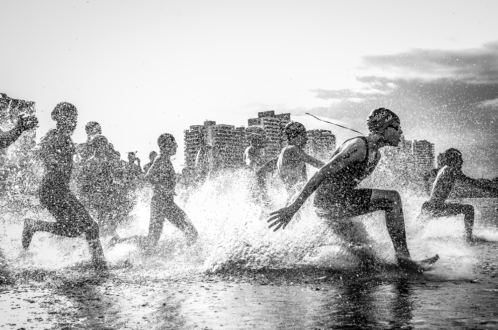 Giải nhất: Dig me river Ảnh chụp tại giải Brazil Aquathlon (gồm bơi và chạy) ở Manaus, Amazonas. Tác giả: Wagner Araujo.
