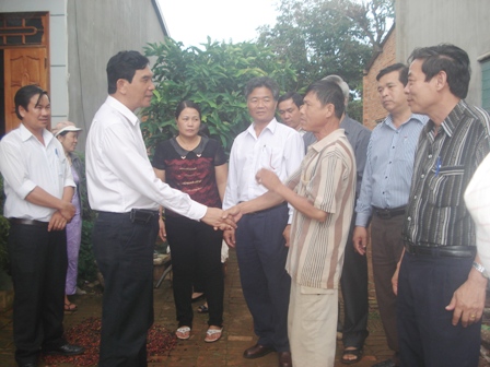 Chủ tịch UBND tỉnh Hoàng Trọng Hải đến tham hộ dân ở xã Quảng Điền có heo bị bệnh tai xanh 