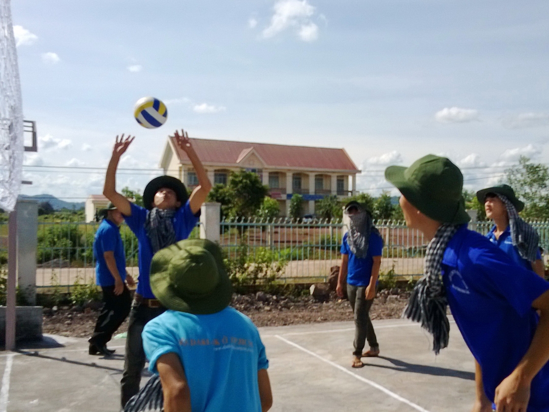 Sinh viên  tình nguyện giao lưu  bóng chuyền  tại buôn  Jang Pông,  xã Ea Huar (Buôn Đôn).