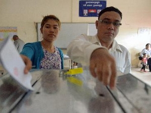 Người dân Campuchia bỏ phiếu tại khu vực bầu cử ở thủ đô Phnom Penh ngày 28-7