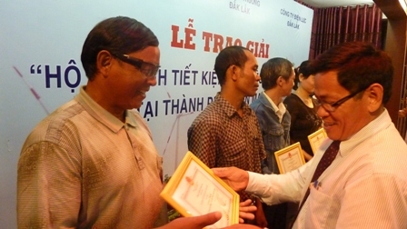 Phó Giám đốc Công ty Điện lực Dak Lak Lê Hoài Nhơn trao Danh hiệu 