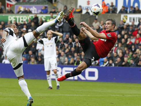 Van Persie tiếp tục chứng tỏ phong độ săn bàn “sát thủ” với cú đúp vào lưới Swansea