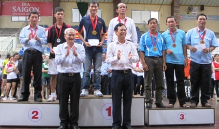 Ban tổ chức trao Huy chương nội dung đôi nam trên 40 tuổi môn Bóng bàn.