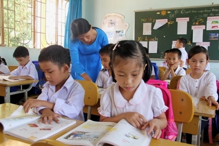 Cô và trò Trường Tiểu học Krông Ana (huyện Krông Ana, tỉnh Dak Lak) tự tin bước vào năm học mới 2013-2104 ( Ảnh: minh họa)