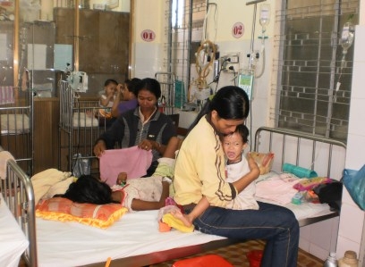 Ngay tại khu vực cấp cứu của khoa Nhi, nhiều lúc bệnh nhân vẫn phải nằm ghép 2 trẻ chung một giường bệnh. 