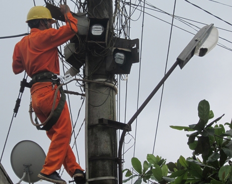 Nhân viện Điện lực Dak Lak kiểm tra hệ thống công tơ điện