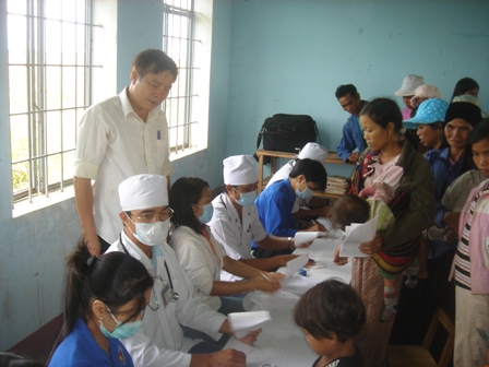 Các y bác sĩ Hội Thầy thuốc trẻ khám chữa bệnh cho người dân ở một xã vùng sâu thuộc huyện Cư Kuin. 