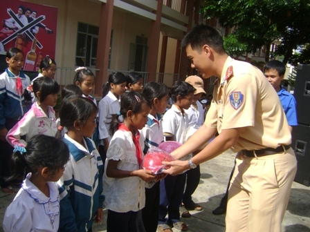 Lực lượng cảnh sát giao thông TP. Buôn Ma Thuột phát tờ rơi tuyên truyền Luật Giao thông đến học sinh.