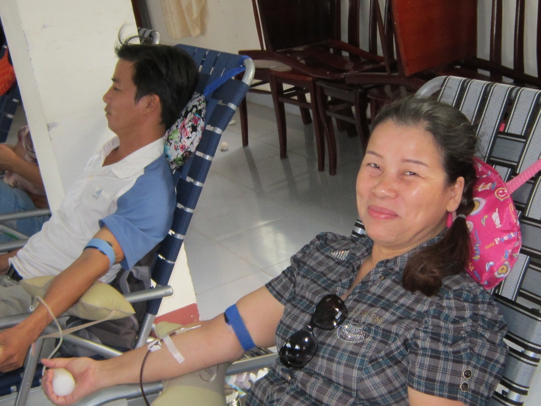 Chị Nguyễn Thị Sơn, giáo viên Trường THCS Trần  Hưng Đạo, xã  Krông Jin 11 lần tham gia hiến máu nhân đạo.