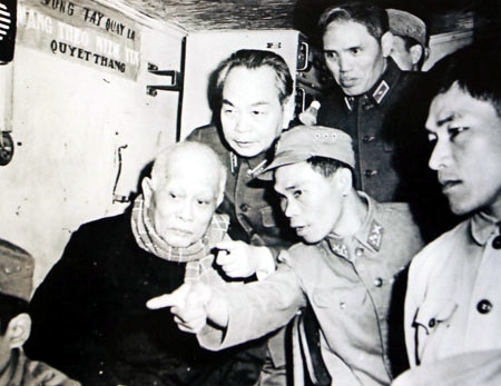Chủ tịch Tôn Đức Thắng, Đại tướng Võ Nguyên Giáp nghe thuyết minh  cách đánh B52 trên bầu trời Hà Nội năm 1972. Ảnh: T.L