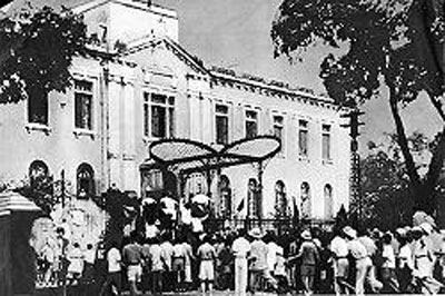 Đoàn người biểu tình ngày 19-8-1945 trước cửa Bắc Bộ phủ, Hà Nội.    Ảnh: TL