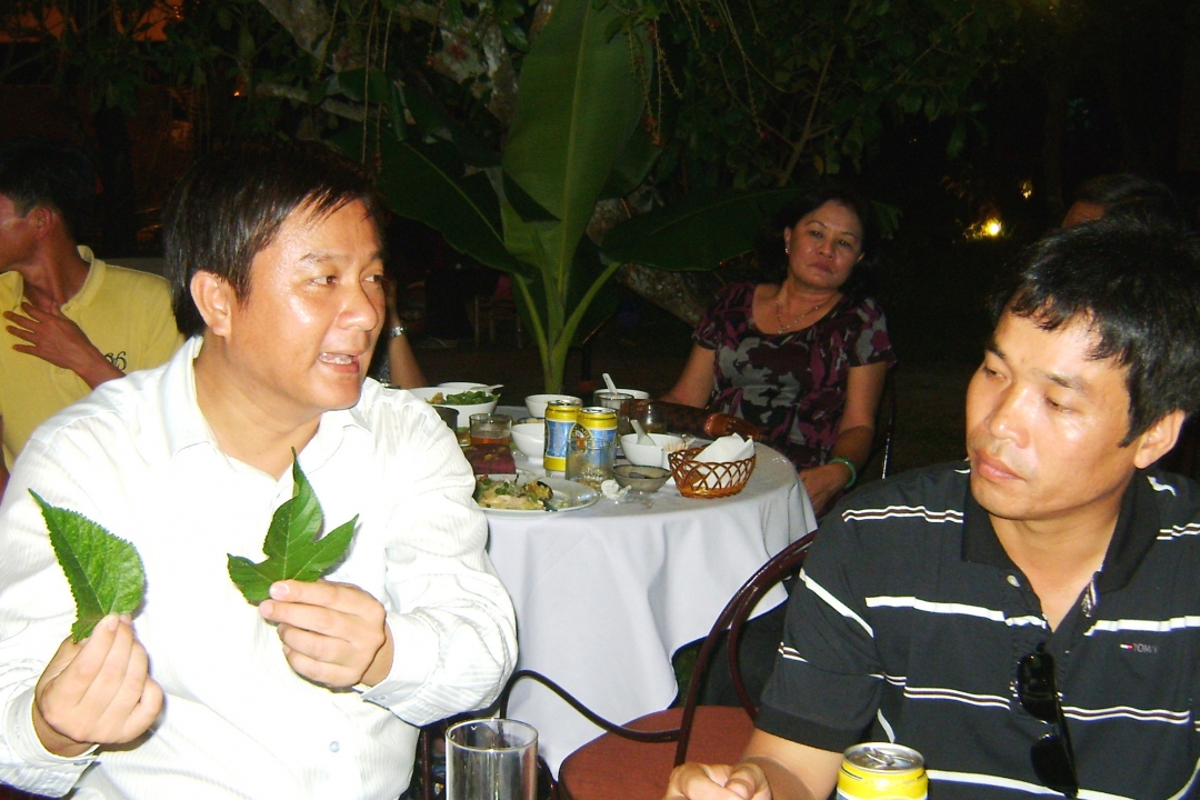 Anh Lê Thái Vũ (bìa trái) Giám đốc Công ty Cổ phần Tơ lụa Quảng Nam, Giám đốc Làng Lụa Hội An giới thiệu về sự khác biệt giữa lá dâu của người Chămpa và lá dâu của người Việt.