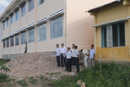 Lãnh đạo Sở GD-ĐT kiểm tra cơ sở vật chất chuẩn bị cho năm học mới ở huyện Kr ông Bông